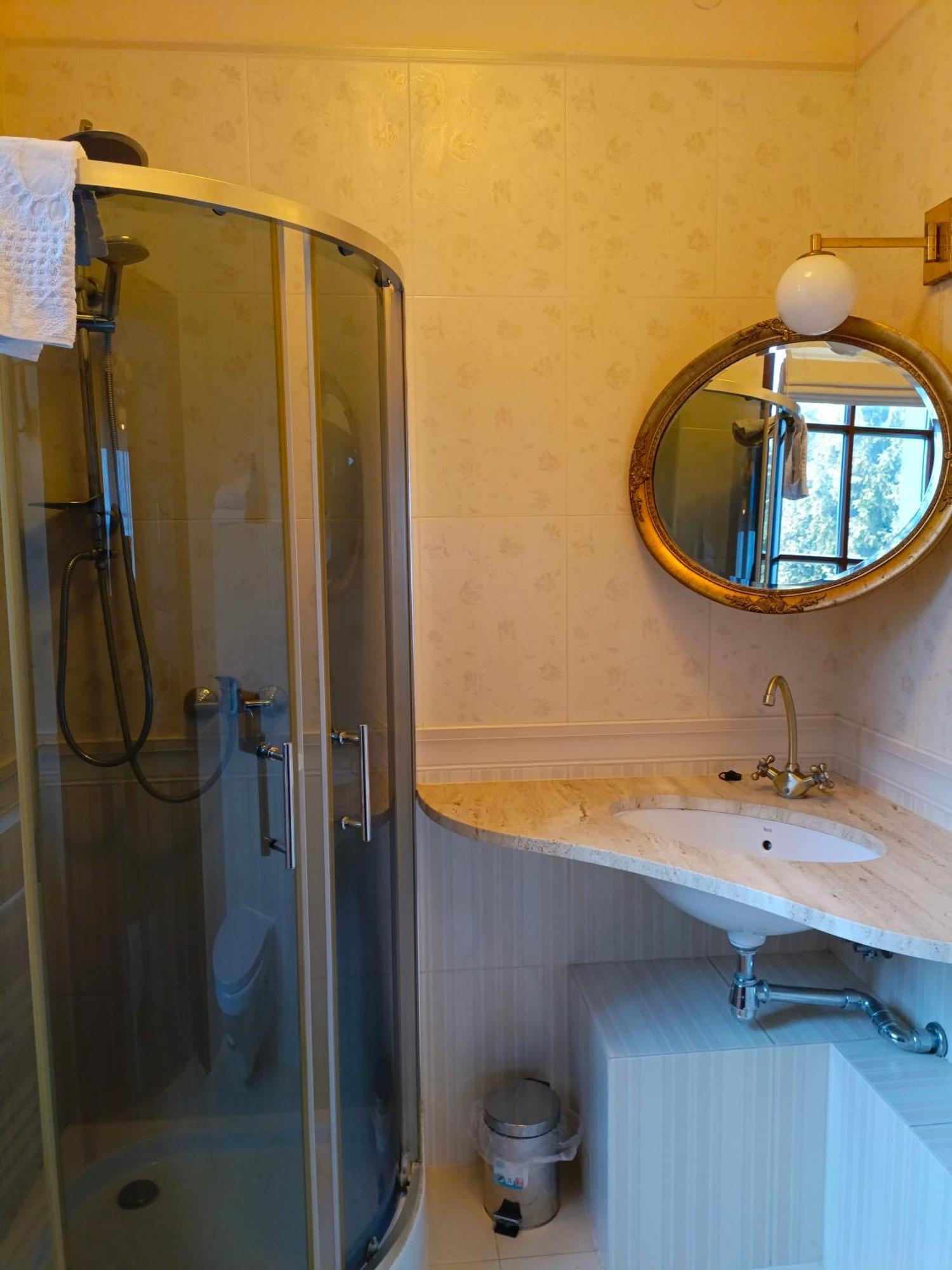 Bed and Breakfast Dwor Pod Rozami Smolec Номер фото